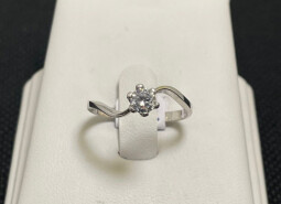Stříbrný zásnubní prsten s kamenem
