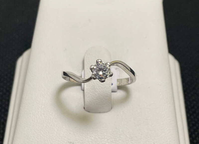 Stříbrný zásnubní prsten s kamenem