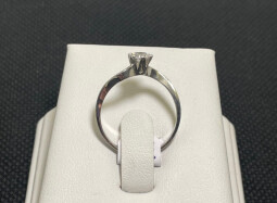 Stříbrný zásnubní prsten s kamenem