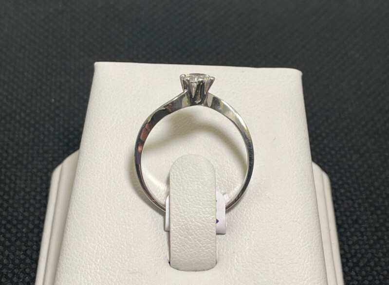 Stříbrný zásnubní prsten s kamenem