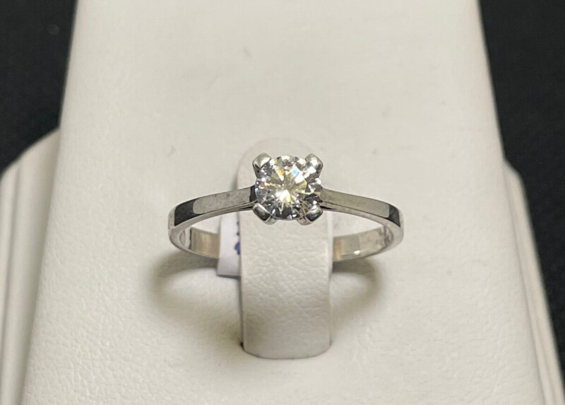 Stříbrný zásnubní prsten s kamenem