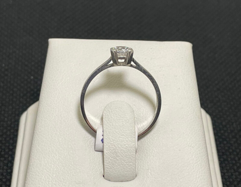 Stříbrný zásnubní prsten s kamenem