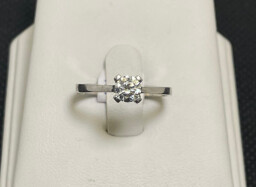 Stříbrný zásnubní prsten s kamenem