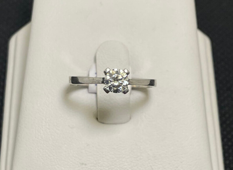 Stříbrný zásnubní prsten s kamenem