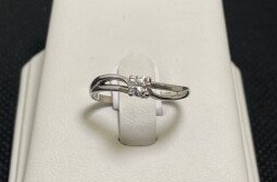 Stříbrný zásnubní prsten s kamenem