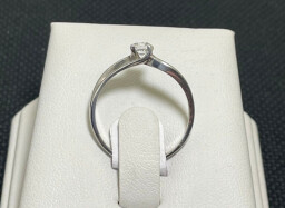 Stříbrný zásnubní prsten s kamenem