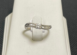 Stříbrný zásnubní prsten s kamenem