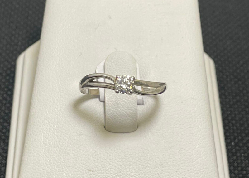 Stříbrný zásnubní prsten s kamenem