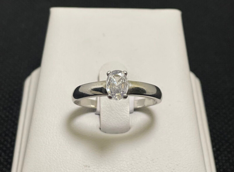 Stříbrný prsten s kamenem