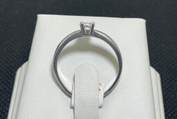 Stříbrný prsten s kamenem