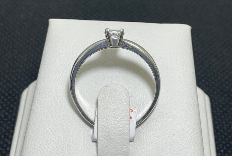 Stříbrný prsten s kamenem