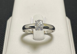 Stříbrný prsten s kamenem