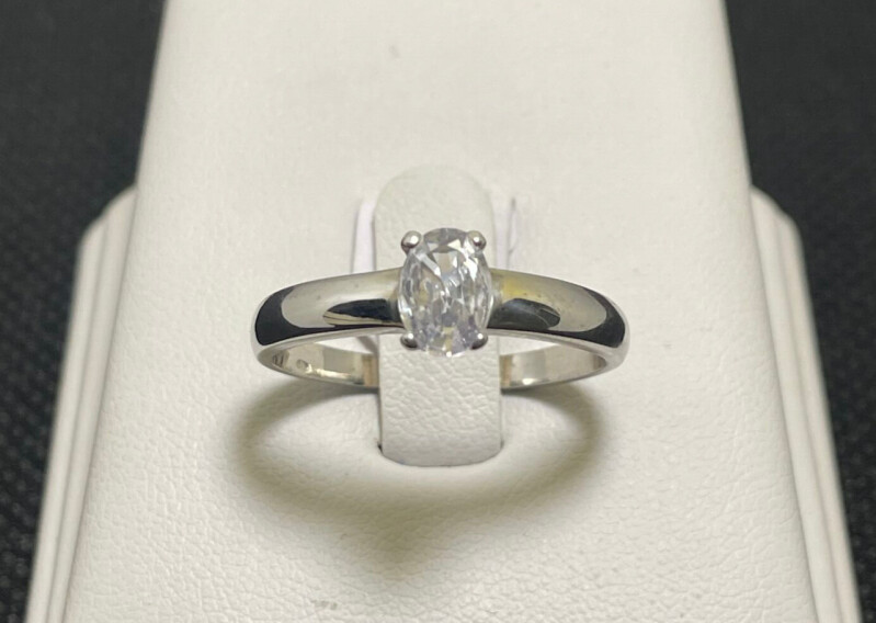 Stříbrný prsten s kamenem