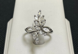 Stříbrný prsten s kameny