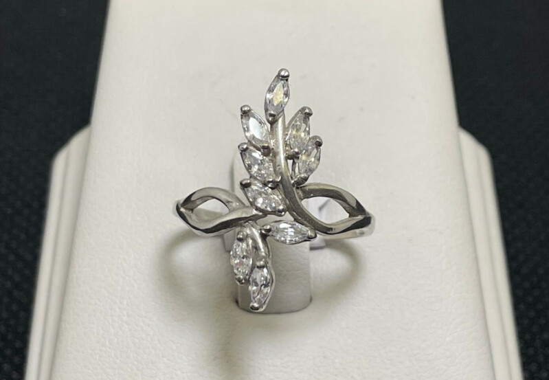 Stříbrný prsten s kameny