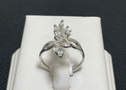 Stříbrný prsten s kameny