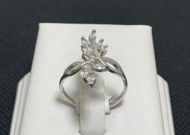 Stříbrný prsten s kameny