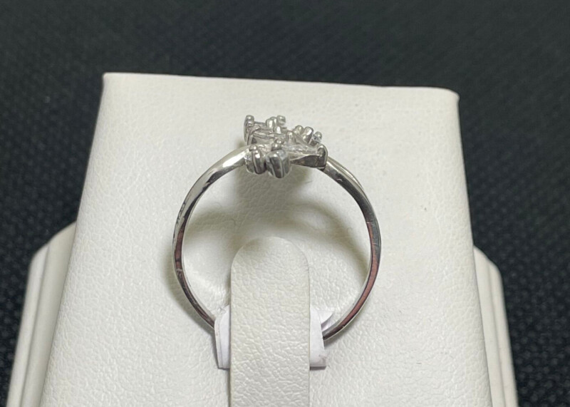 Stříbrný prsten s kameny