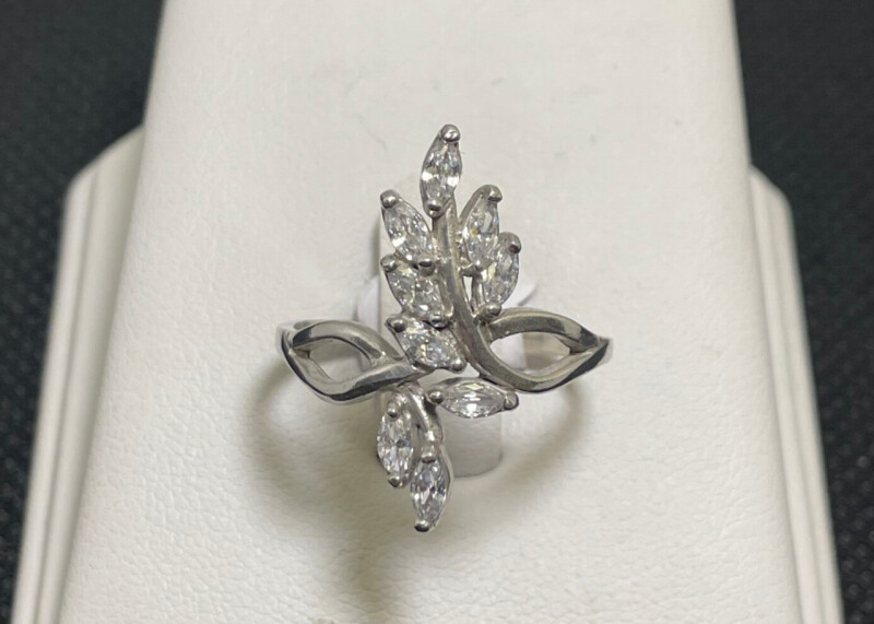 Stříbrný prsten s kameny