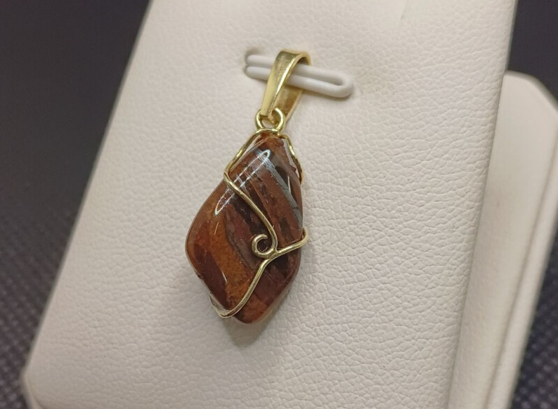 Zlatý přívěsek s tygřím okem