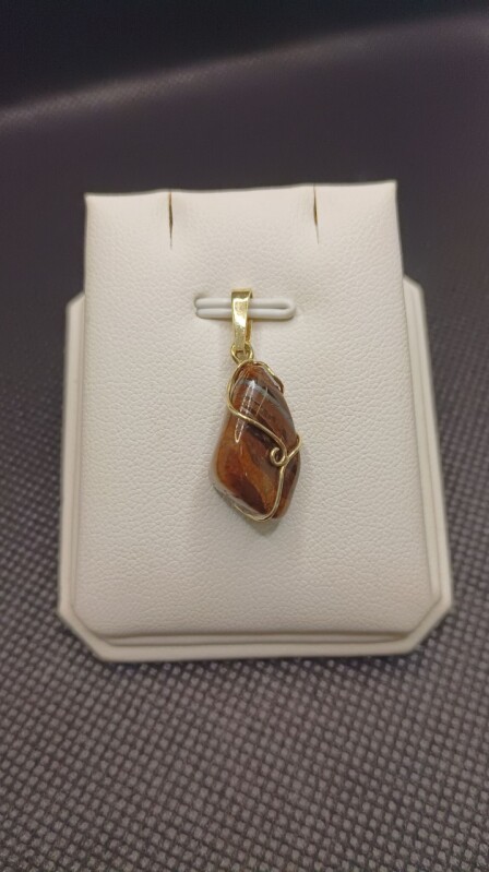 Zlatý přívěsek s tygřím okem