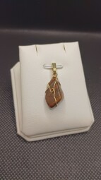 Zlatý přívěsek s tygřím okem