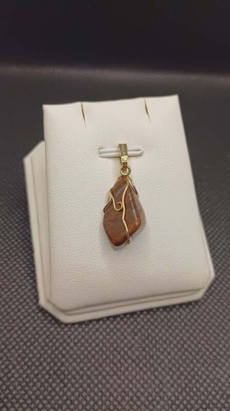 Zlatý přívěsek s tygřím okem