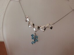Stříbrný náhrdelník - srdíčka s korálky