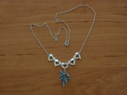 Stříbrný náhrdelník - srdíčka s korálky
