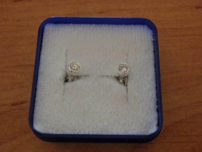Stříbrné náušnice na šroubek - kámen 3mm