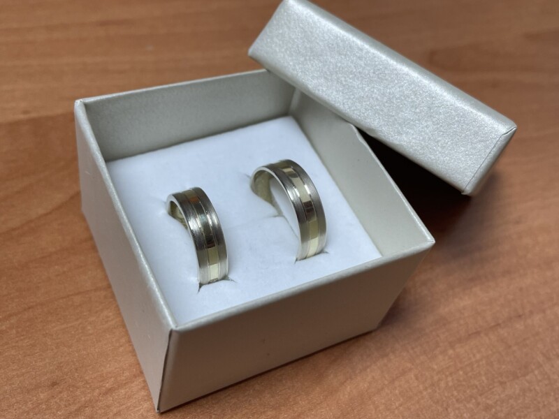 Zlaté snubní prsteny s kameny 