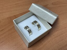 Zlaté snubní prsteny s kameny 