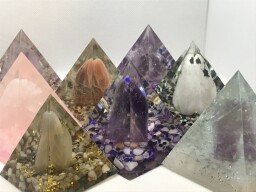 Pyramida s přírodním kamenem