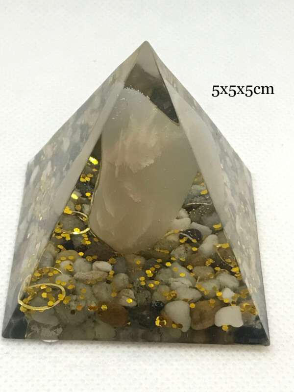 Pyramida s přírodním kamenem