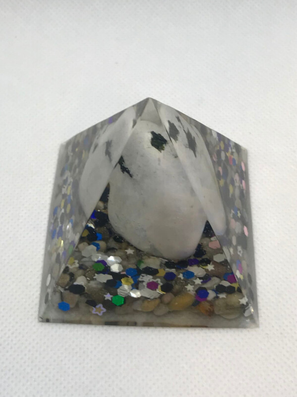Pyramida s přírodním kamenem