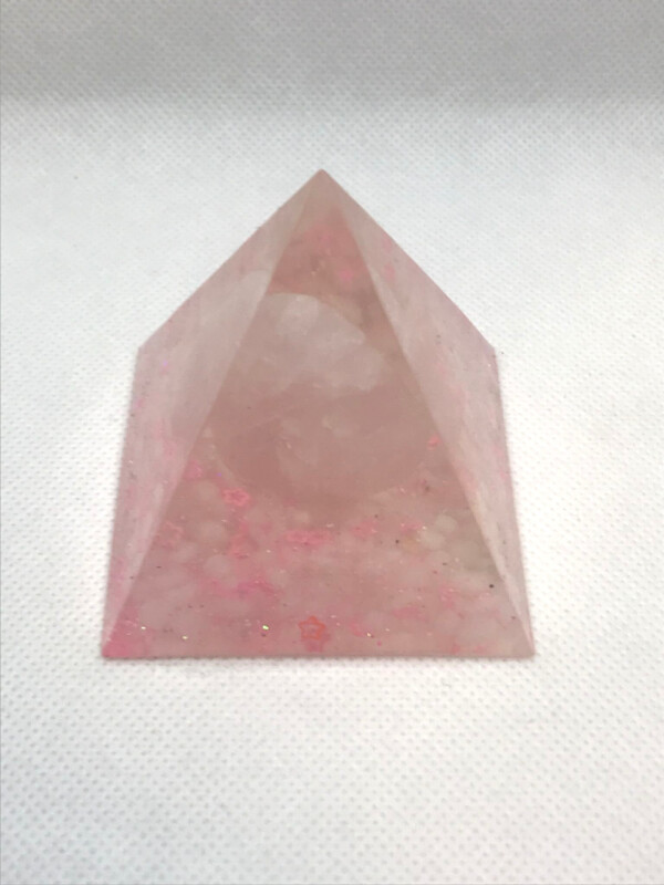 Pyramida s přírodním kamenem