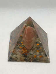 Pyramida s přírodním kamenem