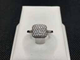 Stříbrný prsten s kameny