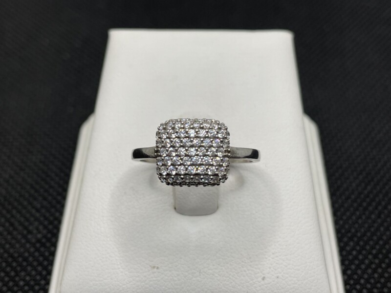 Stříbrný prsten s kameny