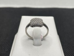 Stříbrný prsten s kameny