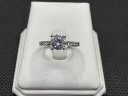 Stříbrný zásnubní prsten s kamenem