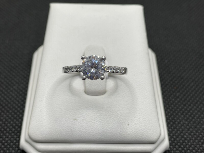 Stříbrný zásnubní prsten s kamenem