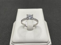 Stříbrný zásnubní prsten s kamenem