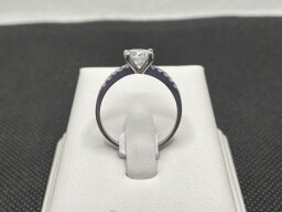 Stříbrný zásnubní prsten s kamenem