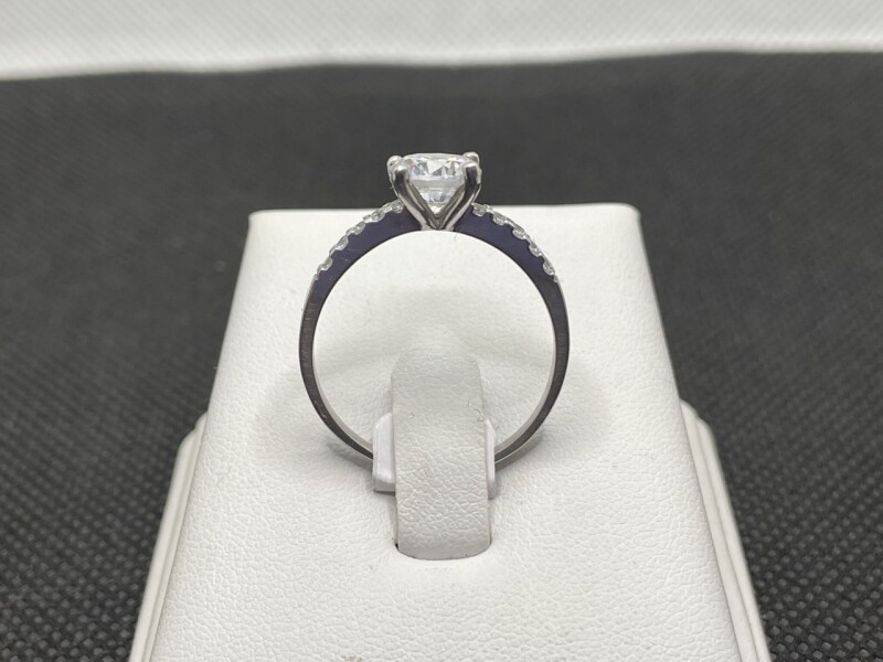 Stříbrný zásnubní prsten s kamenem