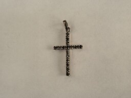 Stříbrný přívěsek - Kříž s almandiny