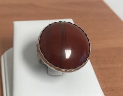 Stříbrný prsten s polodrahokamem - červený jaspis
