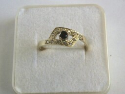 Zlatý prsten s almandinem a zirkony