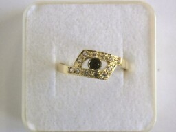 Zlatý prsten s almandinem a zirkony