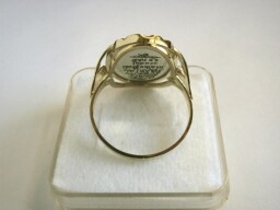 Zlatý prsten s Madonkou